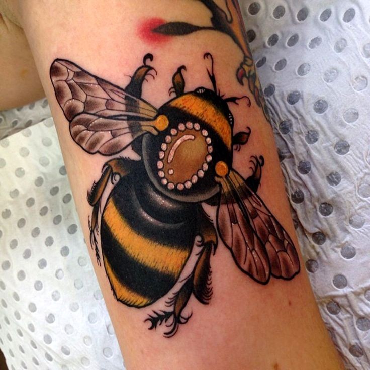 Attractive Realistic Bumblebee Tattoo Design For Leg