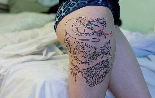 Black Outline Snake Tattoo On Right Upper Leg