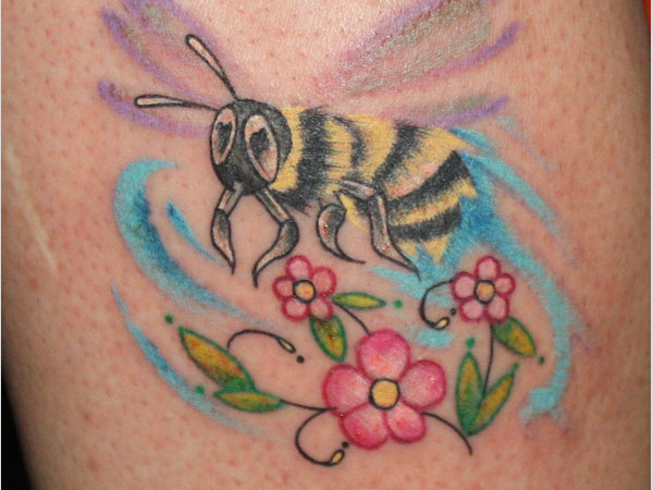 Cool Flying Bumblebee With  Flowers Tattoo Design