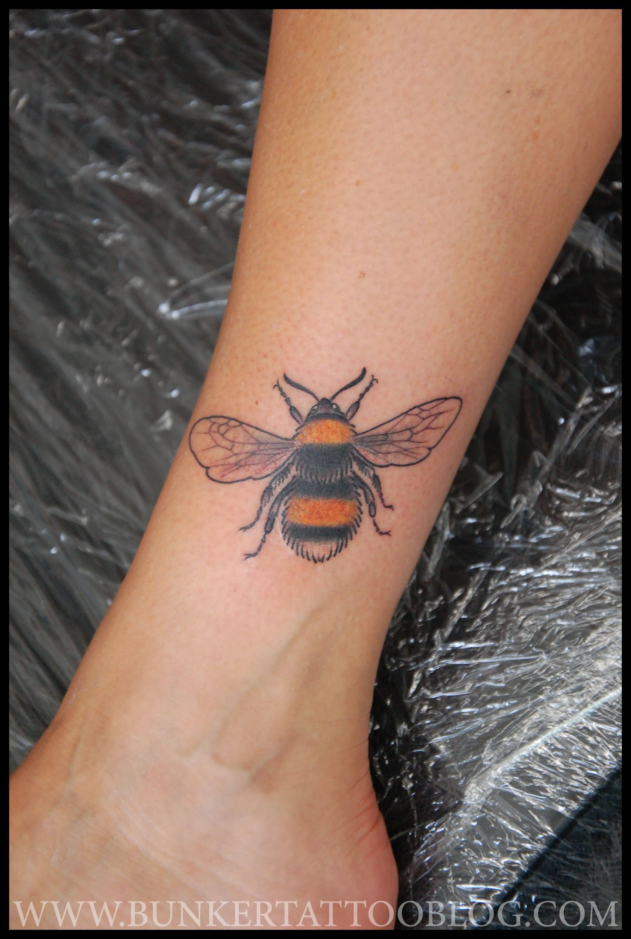 Cool Realistic Bumblebee Tattoo On Leg