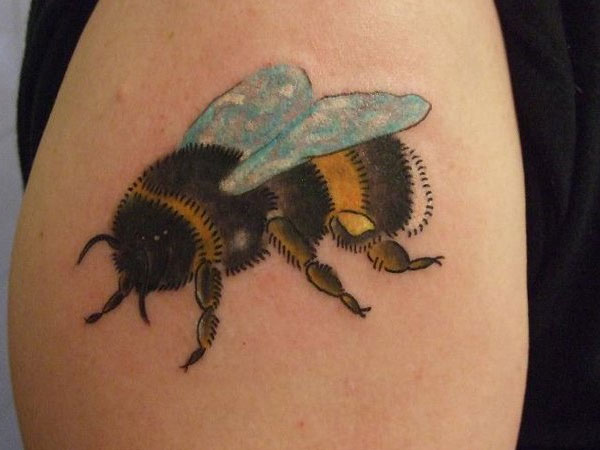 Cool Realistic Bumblebee Tattoo On Right Shoulder