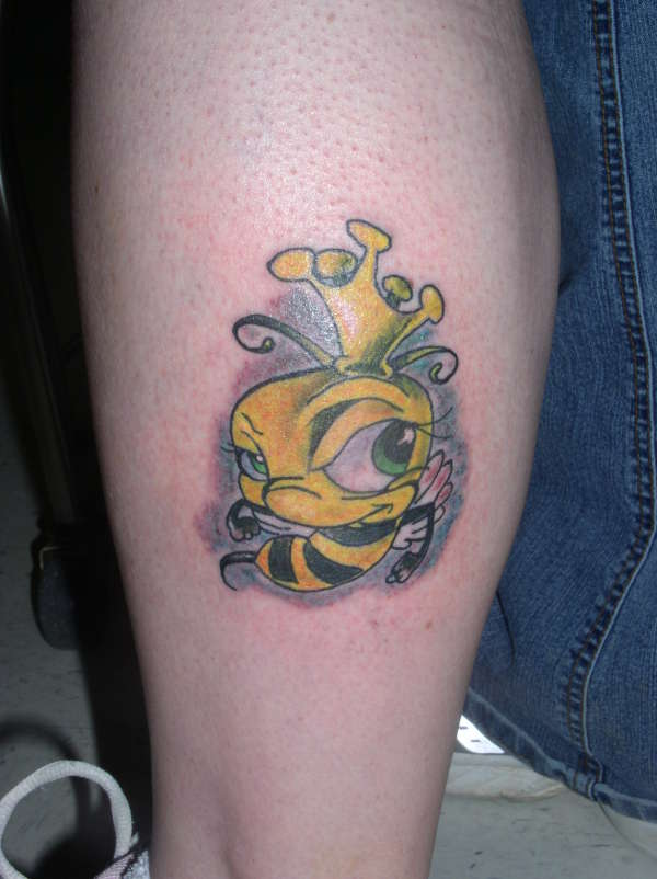 Cute Queen Bumblebee Tattoo On Leg Calf