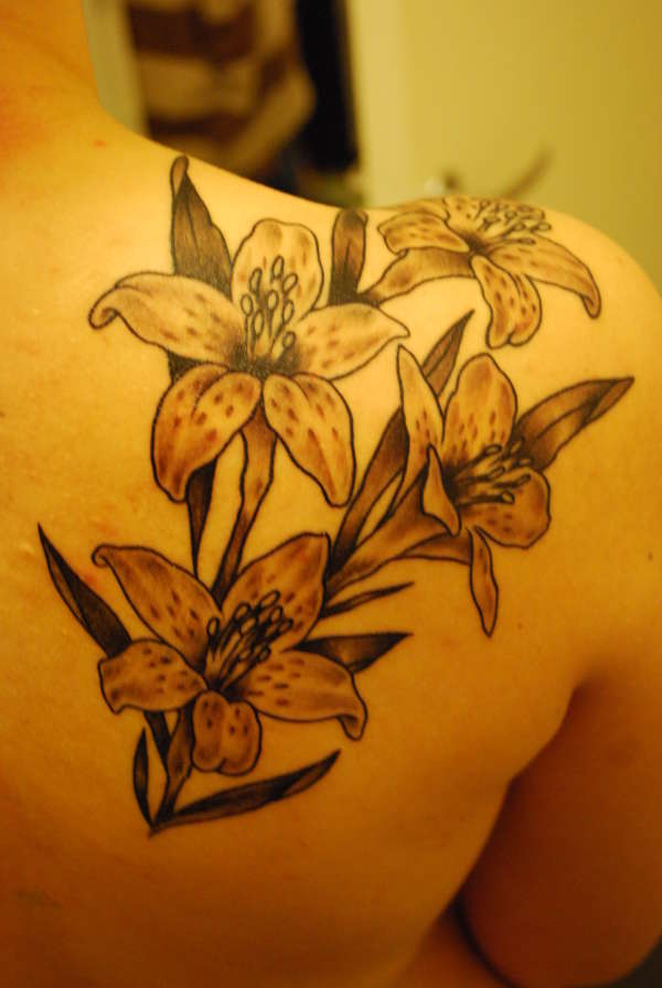 Right Back Shoulder Grey Ink Tiger Lily Tattoo
