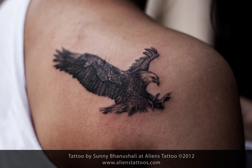 Wonderful Black Ink Flying Eagle Tattoo On Right Back Shoulder