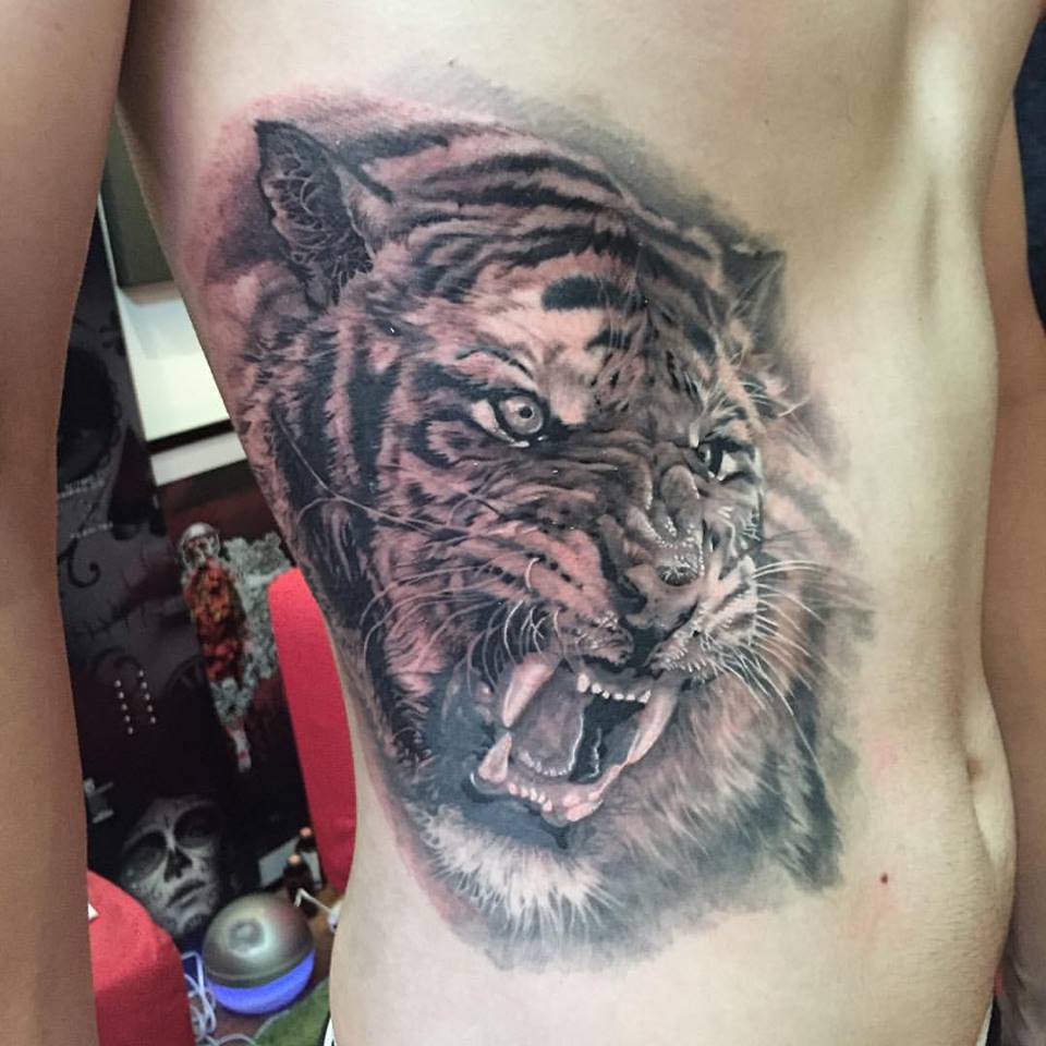 Black And Grey Tiger Head Tattoo On Man Right Side Rib