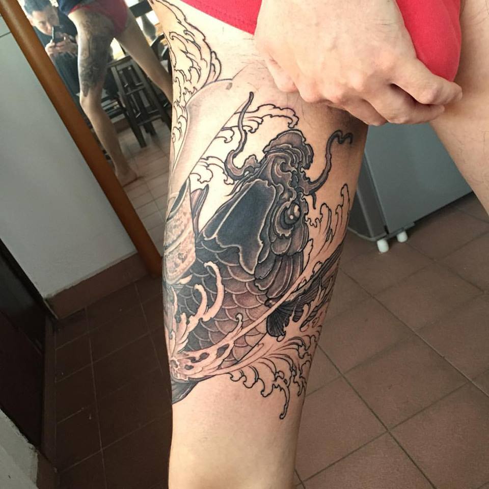 Black Ink Fish Tattoo On Man Right Thigh
