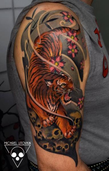 Japanese Tiger Tattoo On Man Right Half Sleeve