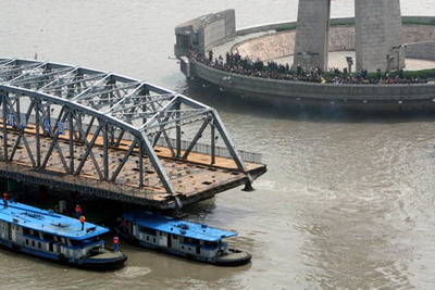 Many Citizens Watch The Process Of Removing The Waibaidu Bridge In Shanghai