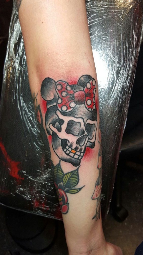 Black And Grey Skull With Bow Tattoo On Leg
