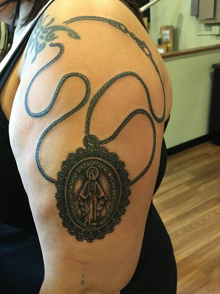 Black Ink Necklace Tattoo On Women Left Half Sleeve