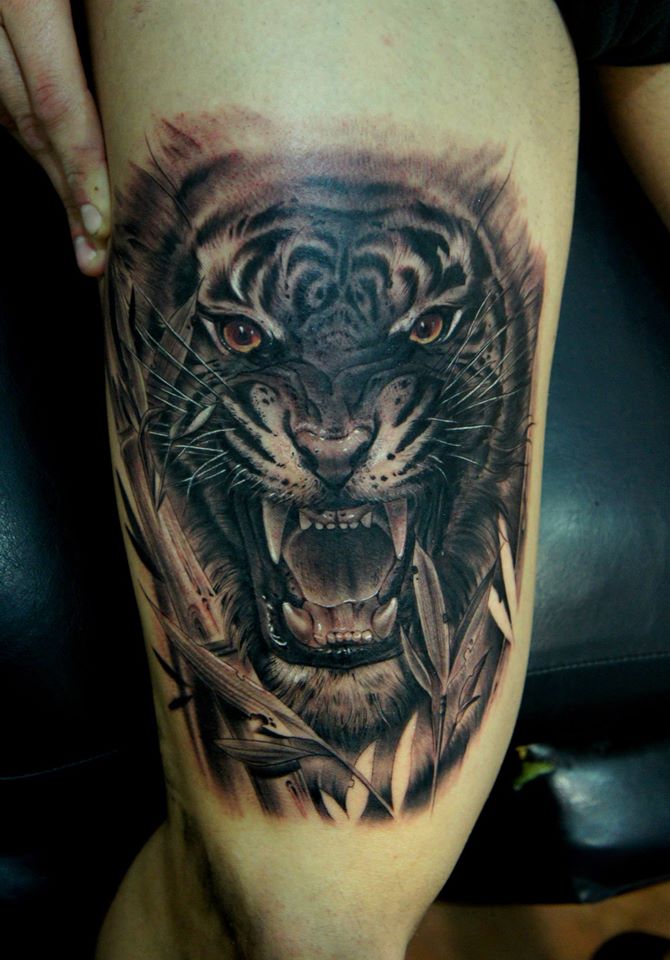 Black Ink Tiger Tattoo On Right Thigh