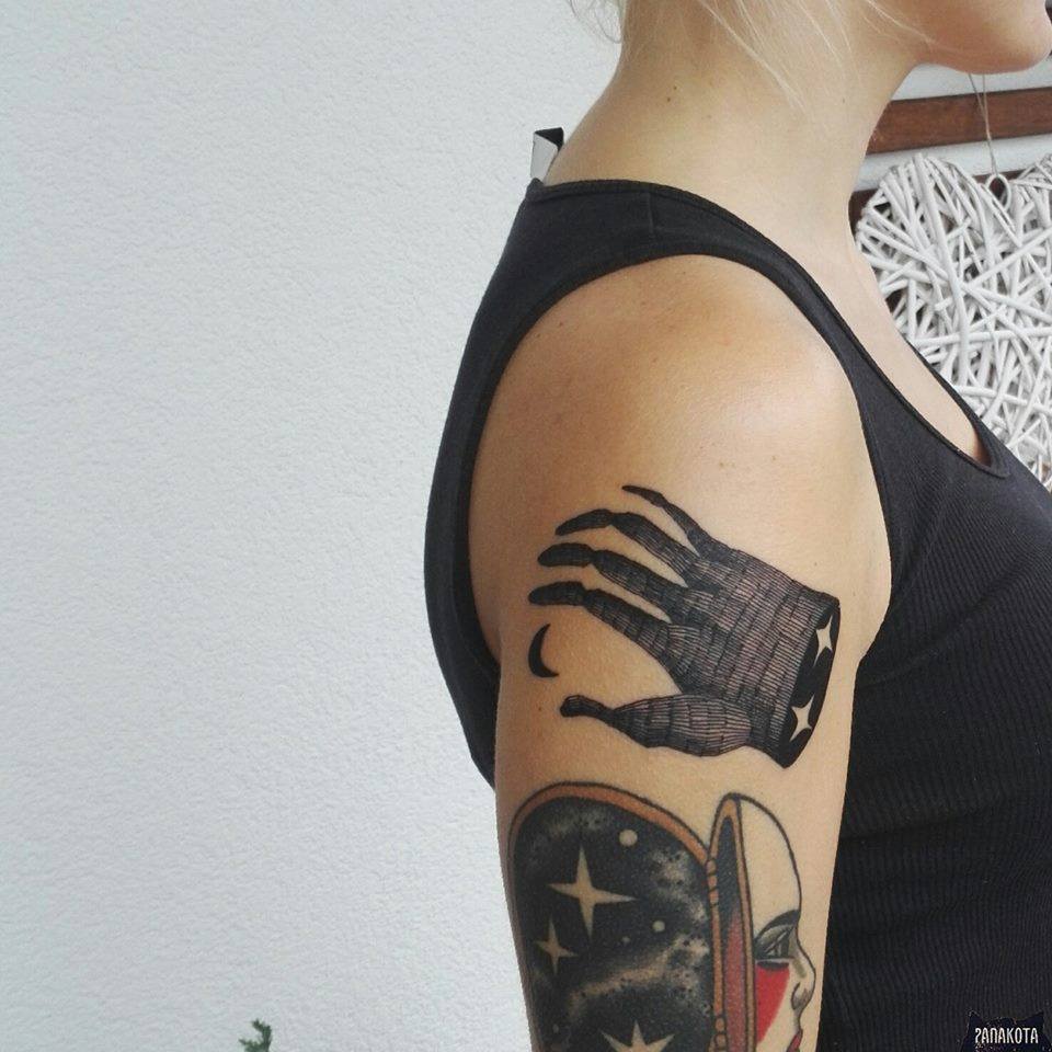 Dotwork Black Ink Hand Tattoo On Right Shoulder