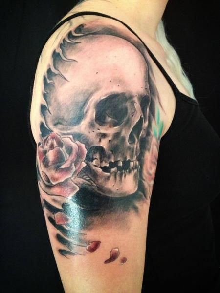 Rose And Skull Tattoo On Girl Right Shoulder