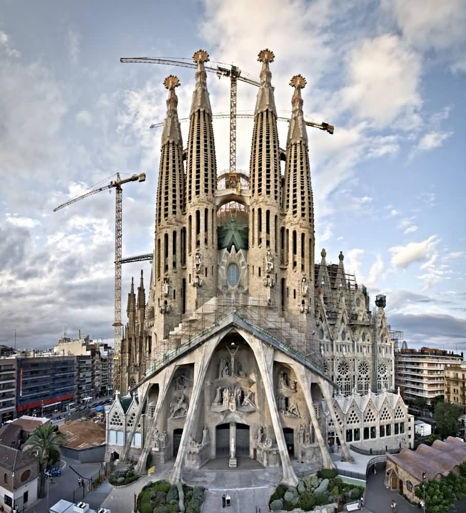 Sagrada Família Front View