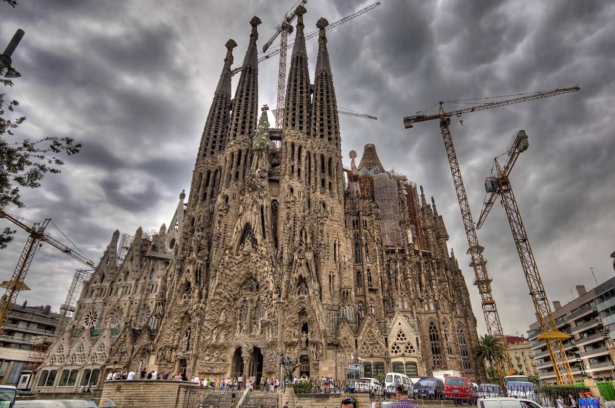 Sagrada Família Looks Amazing With Black Clouds