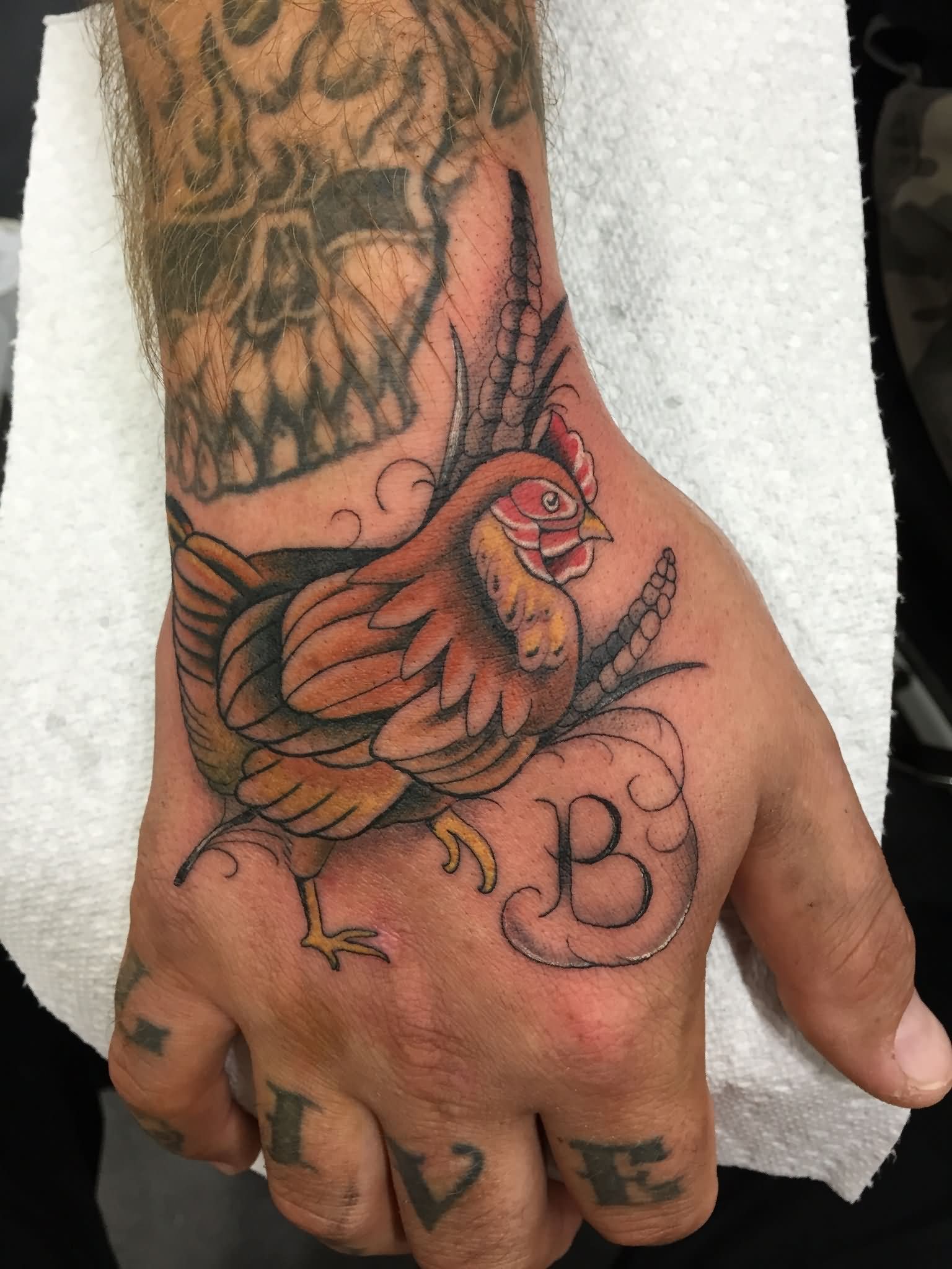 Traditional Hen Tattoo On Man Right Hand By Kohen Meyers