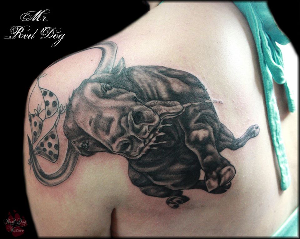 Black Ink Bull Tattoo On Left Back Shoulder