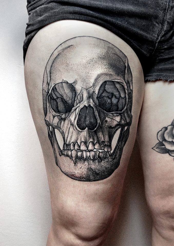 Black Ink Skull Tattoo On Right Thigh