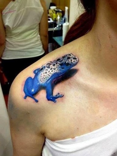 Cool 3D Frog Tattoo On Girl Right Shoulder