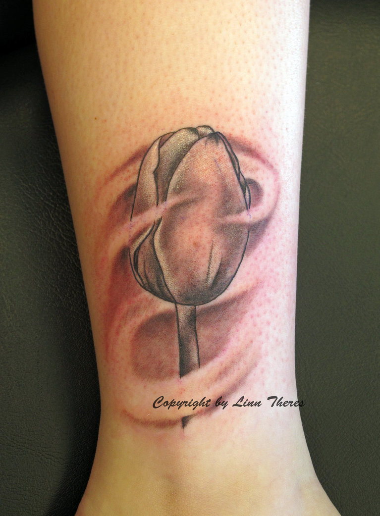 Realistic Tulip Tattoo On Leg by Linn Theres