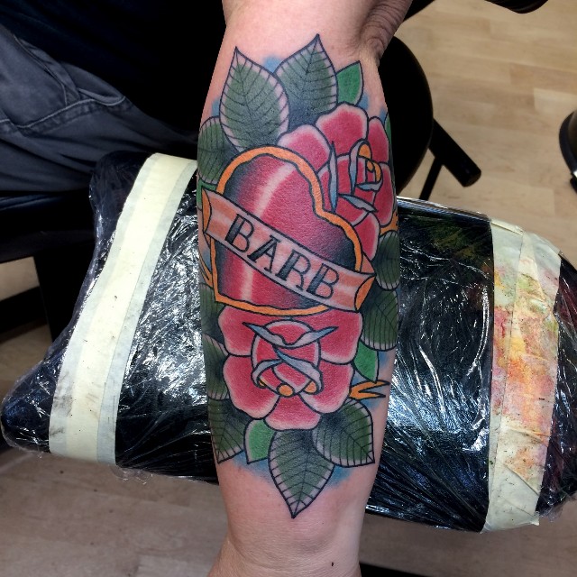 Traditional Heart With Roses And Banner Tattoo On Leg