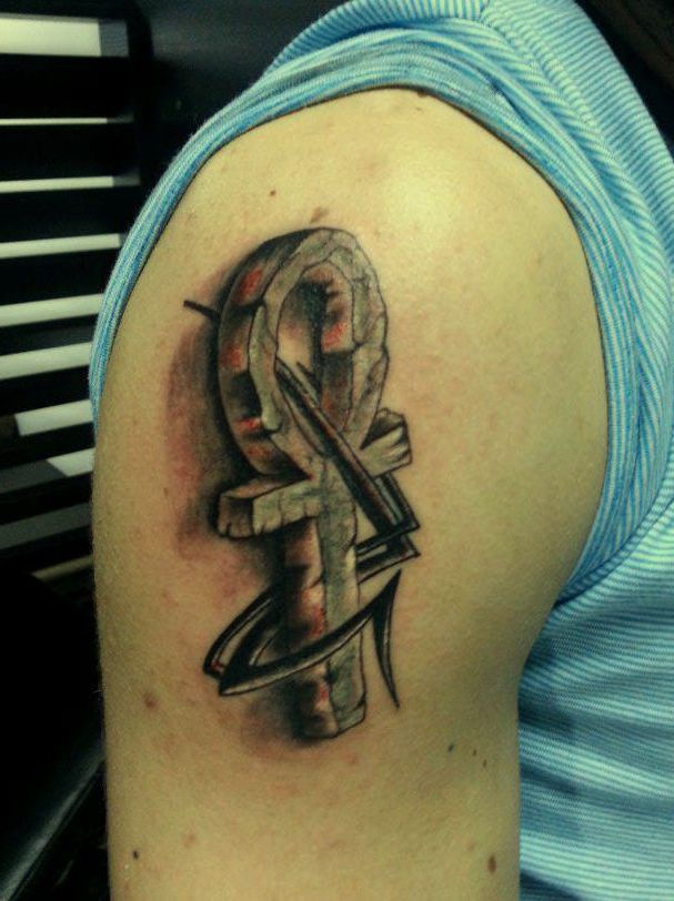 Black And Grey 3D Ankh Tattoo On Right Shoulder