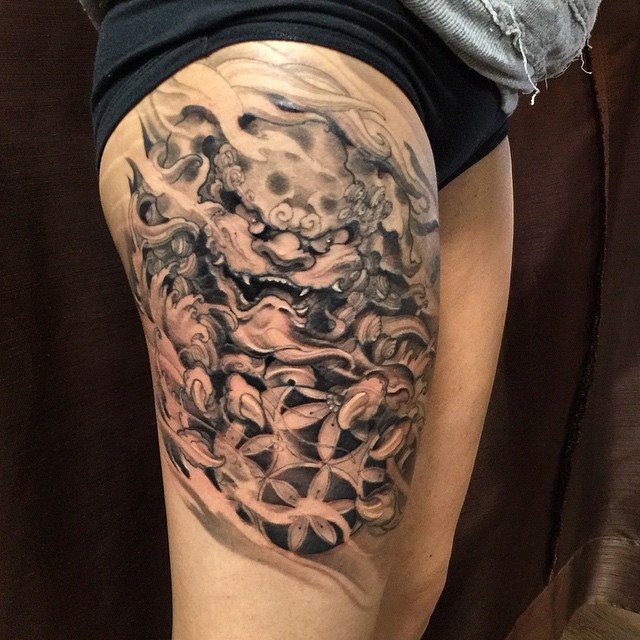 Black And Grey Foo Dog With Flowers Tattoo On Right Thigh