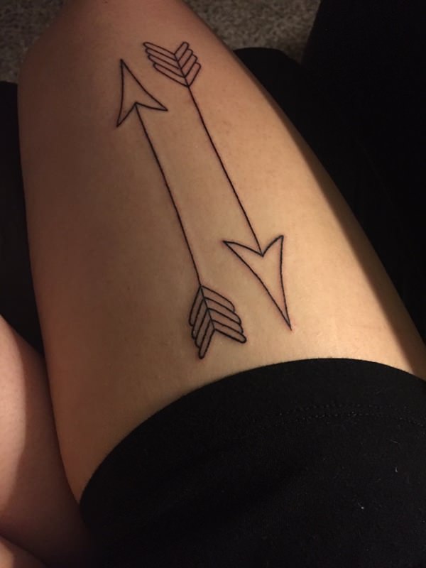 Black Outline Two Arrows Tattoo On Right Thigh