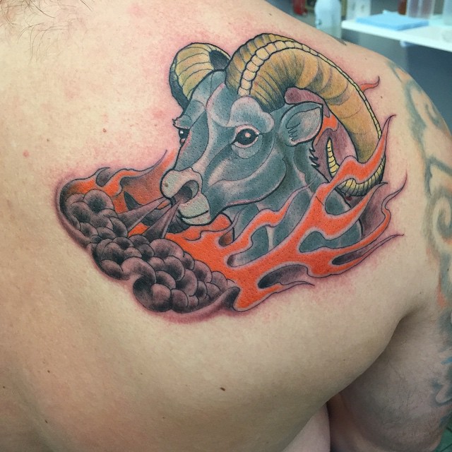 Traditional Aries Head Tattoo On Right Back Shoulder