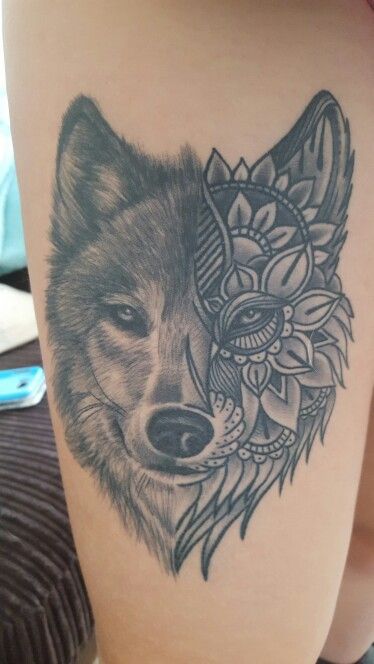 Unique Black Ink Wolf Head Tattoo On Right Thigh