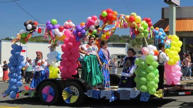 Beautiful Float With Colorful Balloons During Cinco De Mayo Parade