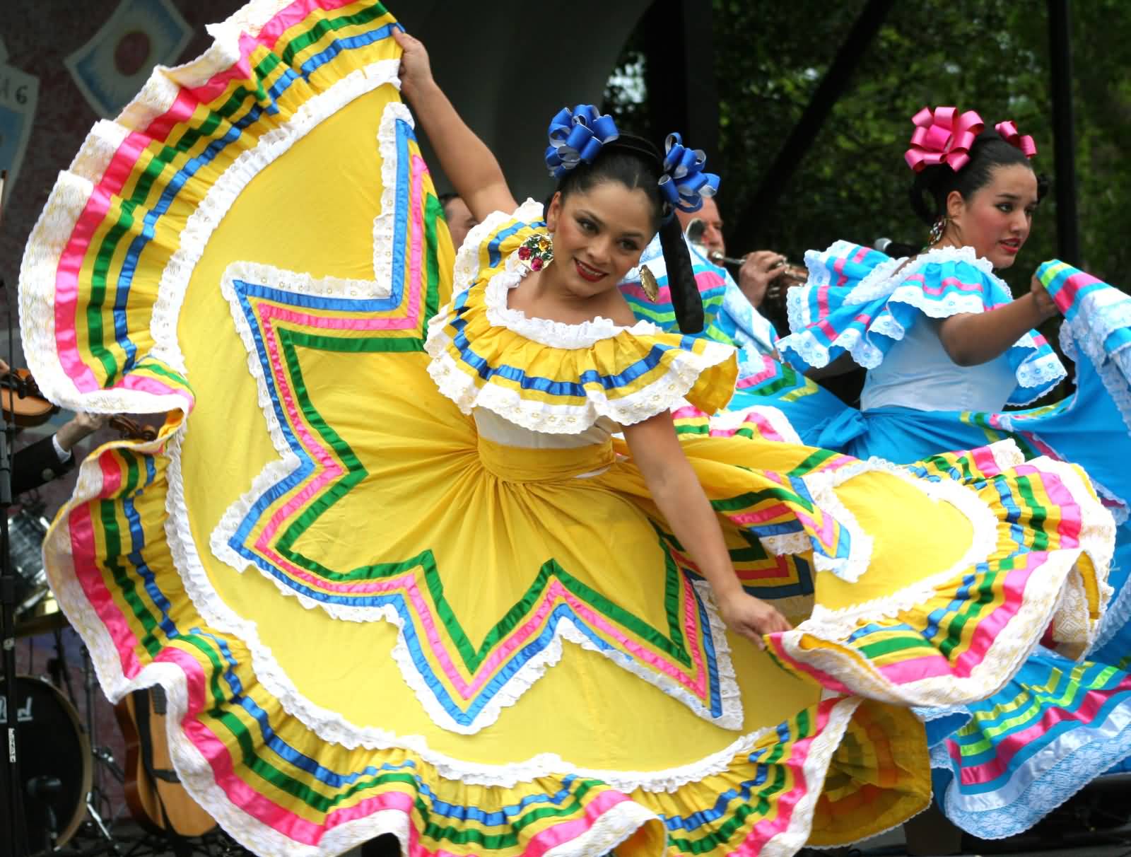 Beautiful Mexican Girls Dancing During Cinco De Mayo Parade