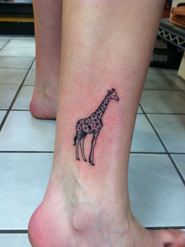 Black Ink Giraffe Tattoo On Right Leg
