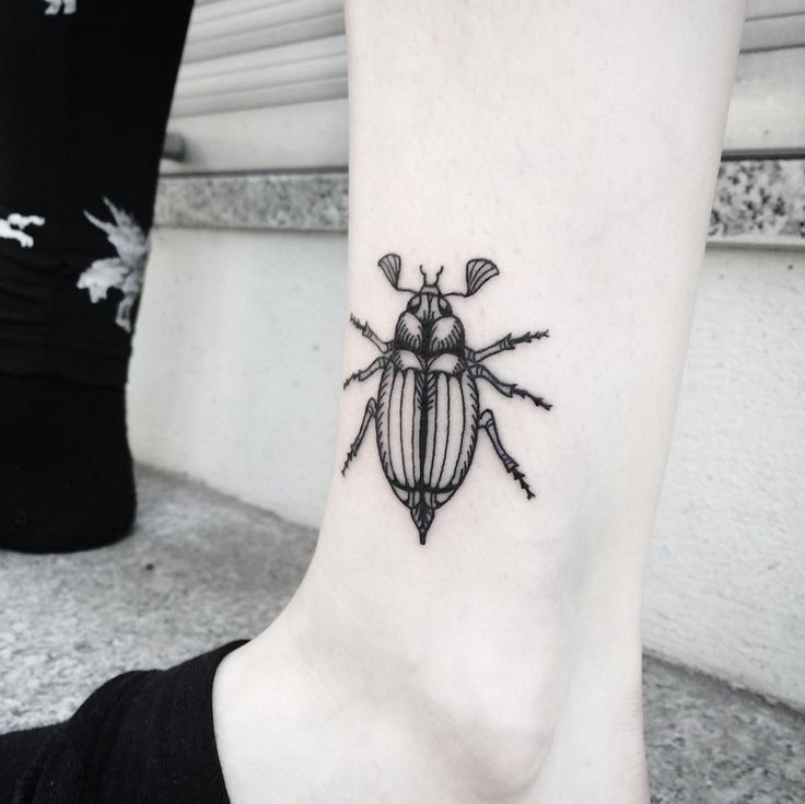 Black ink Insect Tattoo On Right Leg