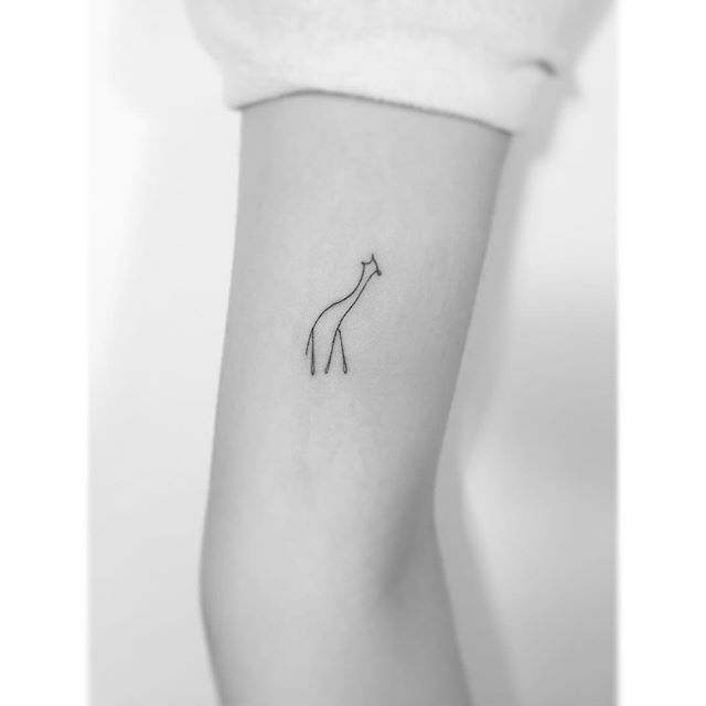 Classic Black Outline Giraffe Tattoo On Right Half Sleeve