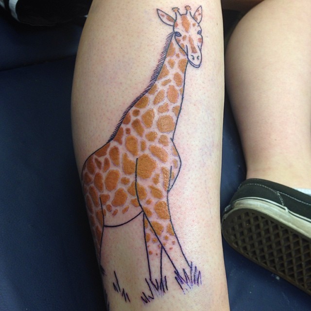 Cool Giraffe Tattoo On Right Leg