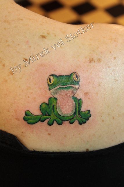 Green Ink Frog Tattoo On Right Back Shoulder