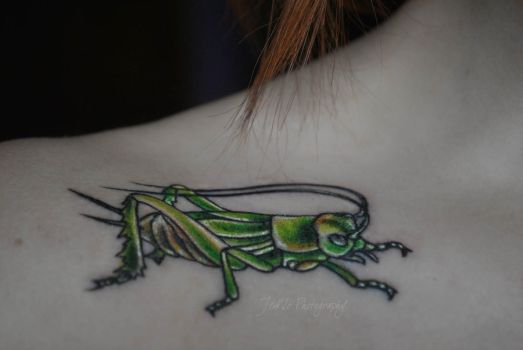 Green Ink Grasshopper Tattoo On Girl Right Front Shoulder