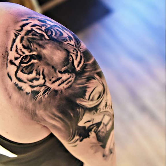 Grey And Black Tiger Head Tattoo On Man Left Shoulder