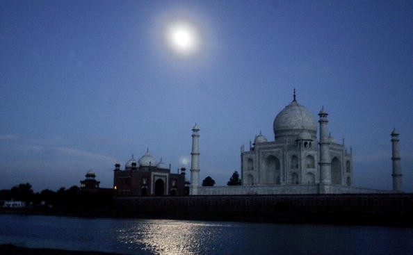 Taj-Mahal-on-Full-Moon-Night
