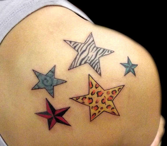 Hermosos tatuajes de estrellas de colores en el hombro derecho de un hombre Hombro trasero
