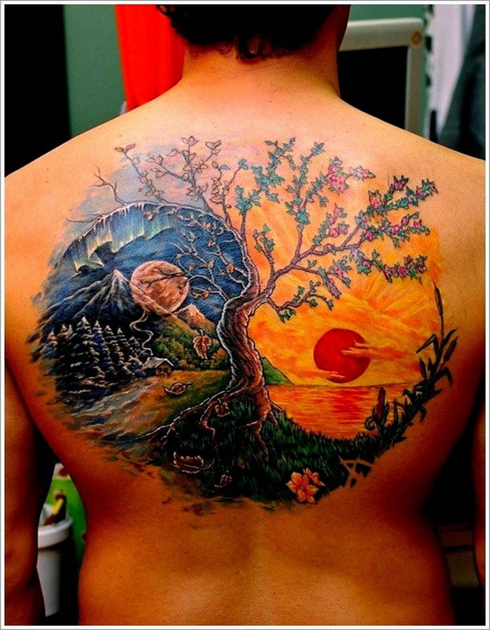 남자 어퍼 백에 아름다운 나무와 현실적인 태양 문신