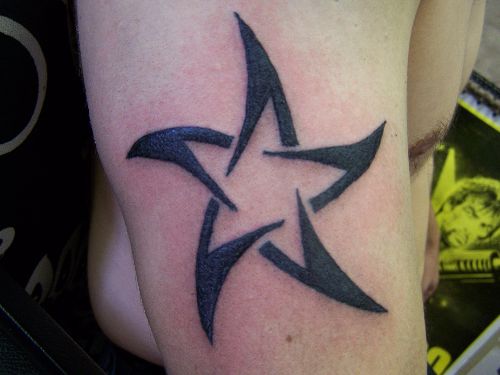 Tatuaje de estrellas tribales negras en el bíceps derecho del hombre