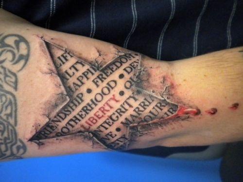 Tatuaje de una estrella en 3D en el bíceps derecho del hombre Tatuaje de una estrella 3D en el bíceps derecho de un hombre