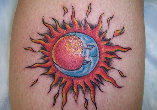 modrý měsíc a realistické sluneční tetování na zadní noze