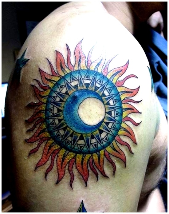 modrý a žlutý červený inkoust realistické tetování slunce na pravém rameni muže