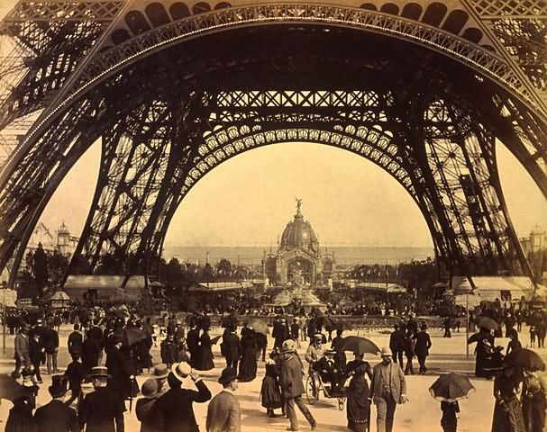Crowd at Eiffel tower in 1889