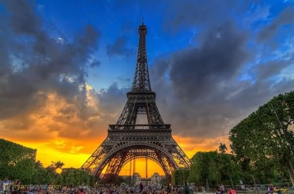 Eiffel tower shrinks