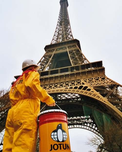 Employee Paint Eiffel tower
