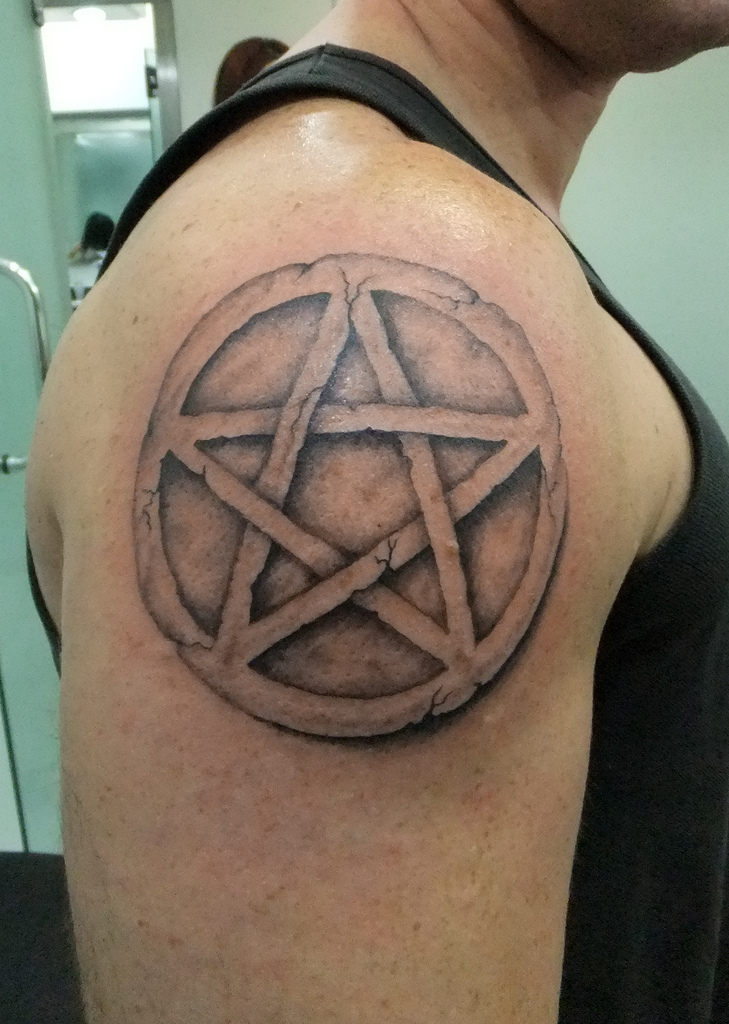 Grey Ink Pentagram Star Tattoo On Right Shoulder